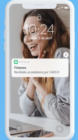 imagen de la web de finteres de persona con préstamo aprobado en el móvil
