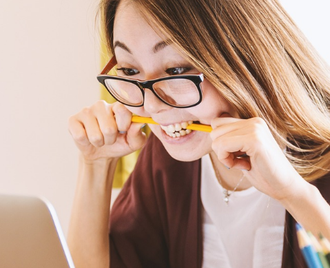 chica estudiante mirando ofertas de vuelta al cole en el ordenador