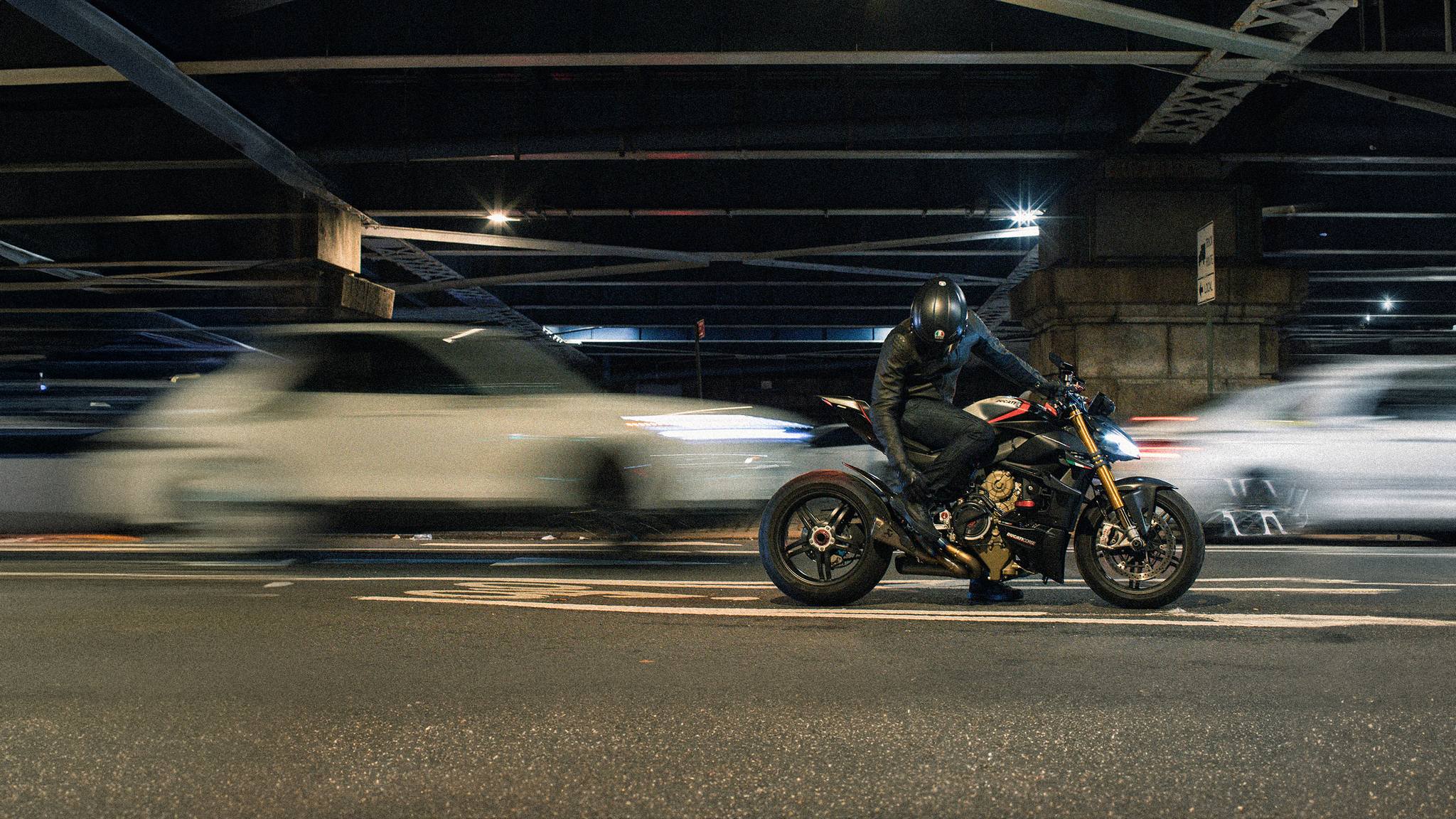 uomo sulla moto che indossa abbigliamento Dainese da poter comprare con un codice sconto Dainese