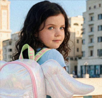 bambina che indossa una cartella da poter acquistare online con un codice sconto Pellecchia