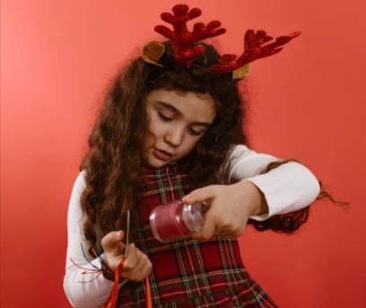 bambina che scarta dei regali di Natale comprati online con un codice sconto Natale