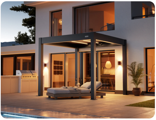 Pergola von Pergolux auf einem beleuchteten Grundstück bei Abend