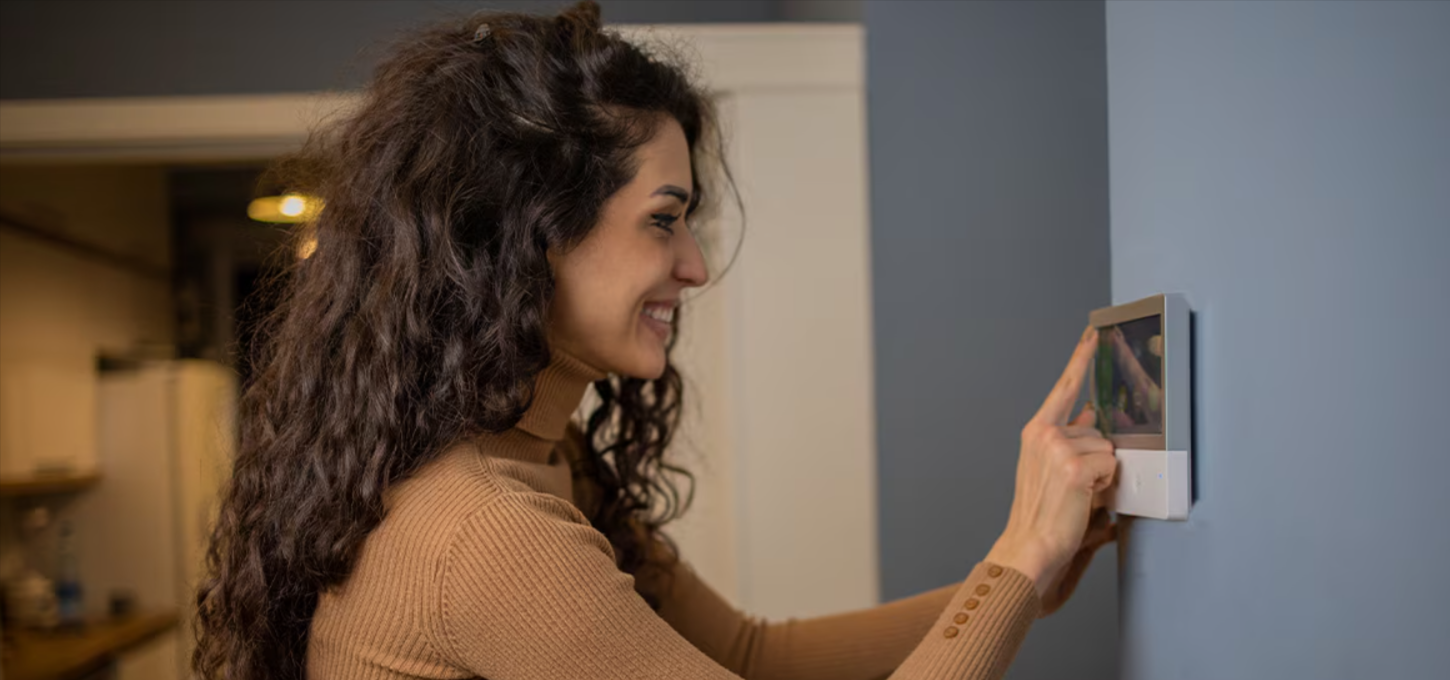 donna che modifica impostazione dell'energia elettrica in casa, per risparmiare oltre al codice sconto A2A Energia