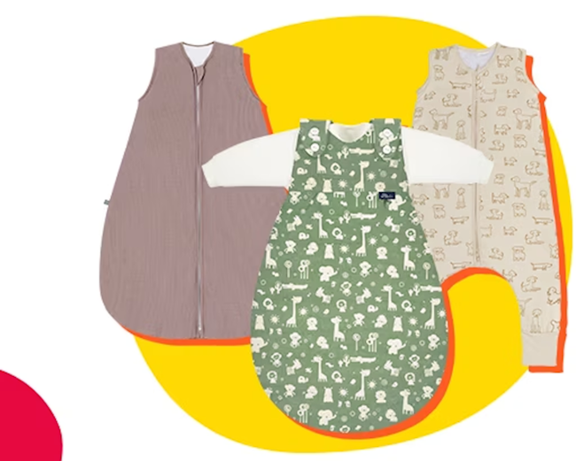 Drei jeweils verschiedene Anziehsachen für Babies