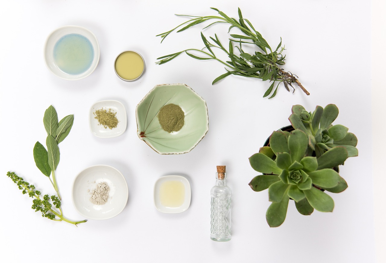 variedad de cosméticos verdes y naturales sobre un fondo blanco luminoso