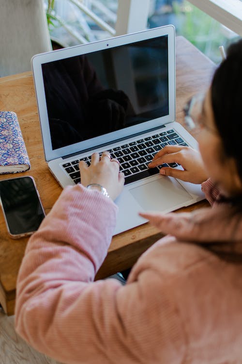 studentessa mentre usa il suo laptop alla ricerca di sconti Philips Hue disponibili