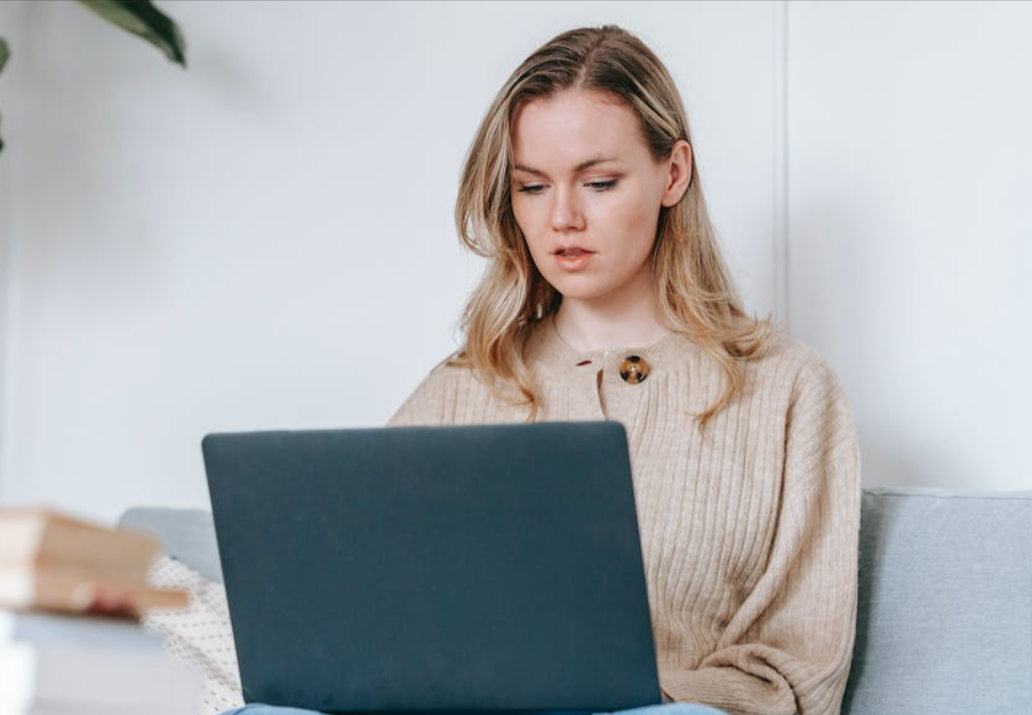 studentessa che cerca un codice sconto Wix per creare il proprio sito web a basso costo
