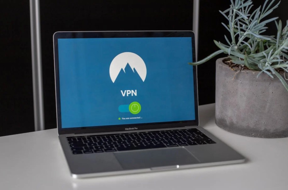 laptop con il desktop collegato al servizio VPN NordVPN attivato a basso costo grazie ad un voucher NordVPN