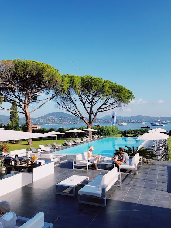 piscina in un hotel di lusso della catena Insotel Hotel Group da poter pernottare con un codice sconto Insotel Hotel Group