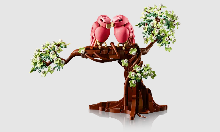 New LEGO sets: An assembled Love Birds LEGO set of two birds on a tree