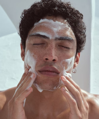 imagen de la web de douglas de hombre poniendose producto de la marca