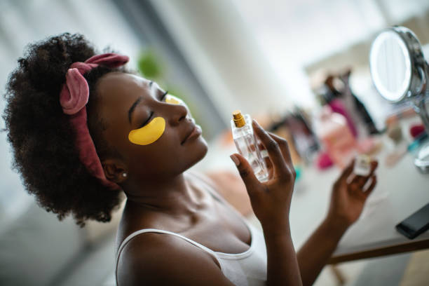 une femme entrain de sentir la note olfactive d'un parfum disponible avec un code promo notino
