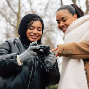 chicas con una cámara de canon recibida con descuentos canon