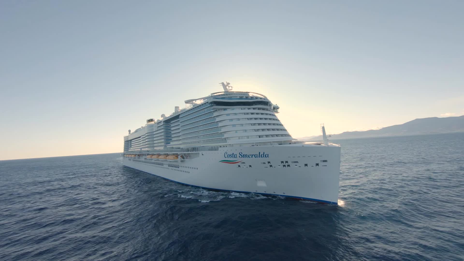 Costa smeralda mentre naviga per una crociera da comprare in offerta online con un voucher Costa
