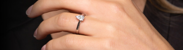 Chisholm Hunter's ring size guide featuring a teardrop ring in silver