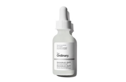 Ein einzelnes Fläschen mit Niacinamide von The Ordinary auf leerem Hintergrund