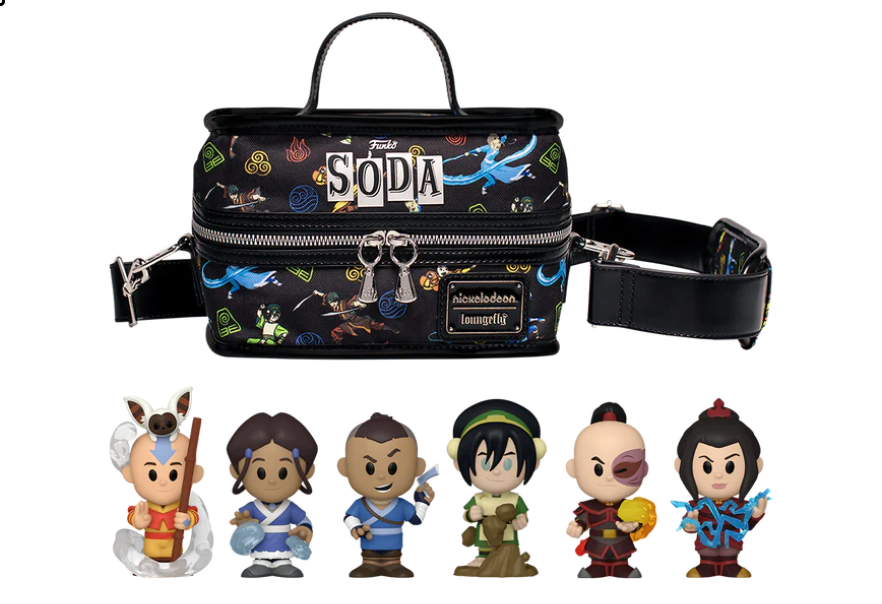 Eine schwarze Tasche mit bunten Bildern hinter einigen Actionfiguren