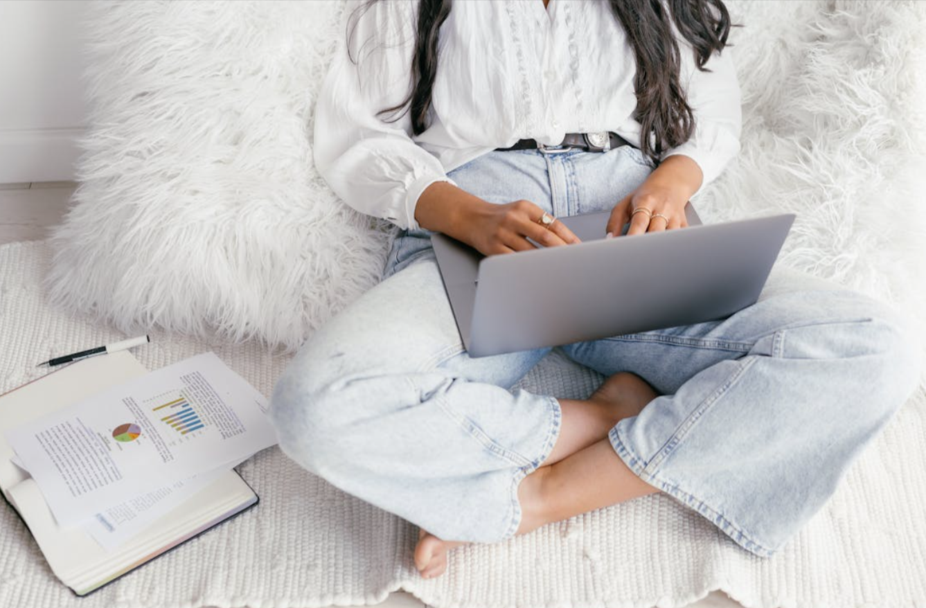 studentessa che studia e allo stesso tempo é alla ricerca di un codice sconto pixartprinting