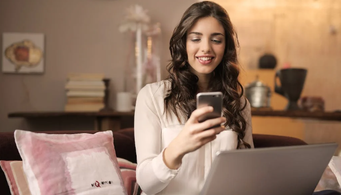 A lady customising cards at a discount using the TouchNote discount code on the app