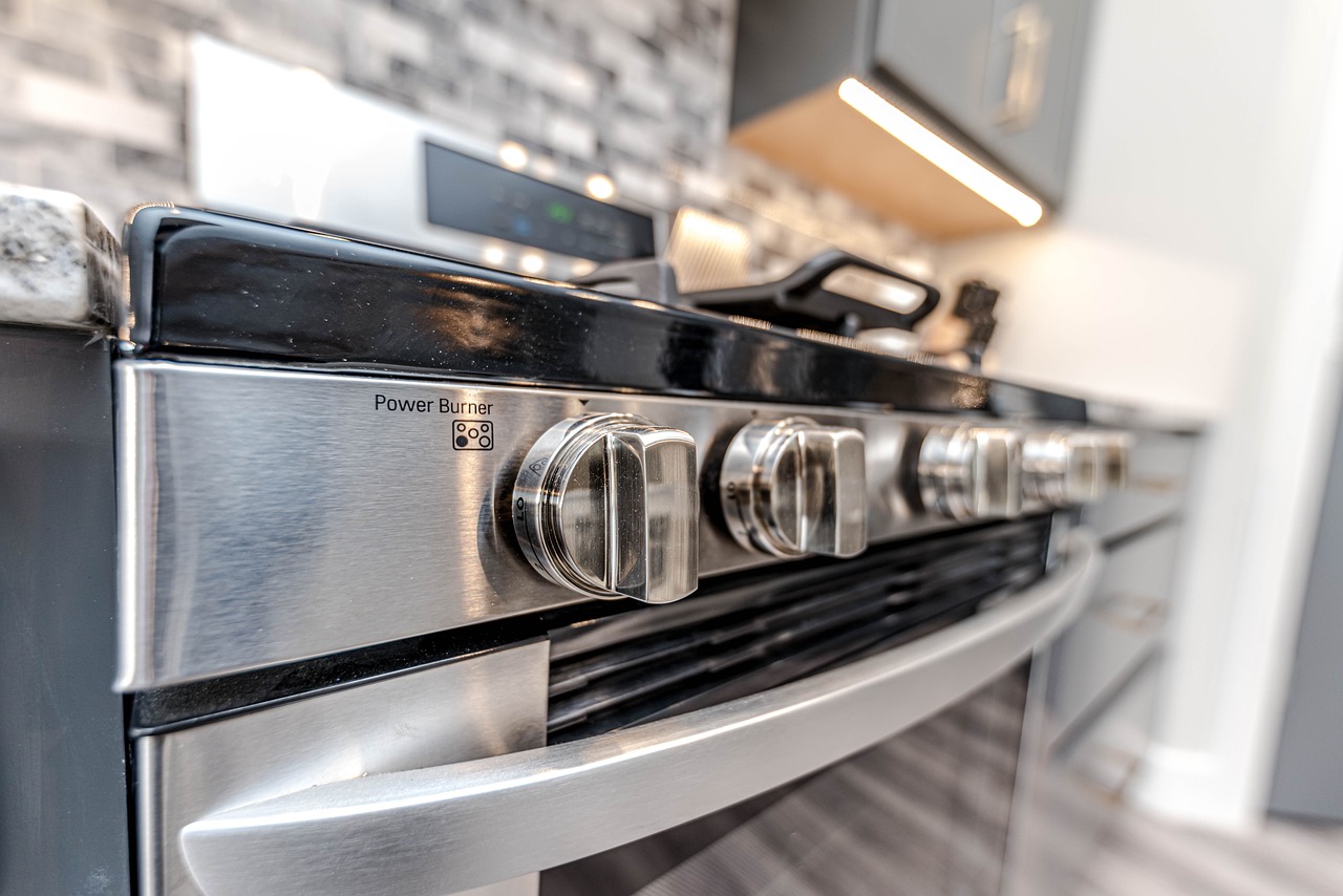 horno de color gris en una cocina muy brillante y blanca