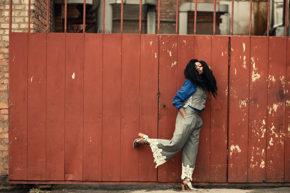 donna con un vestito Urbanstar comprato con un promo code Urbanstar per avere prezzi bassi