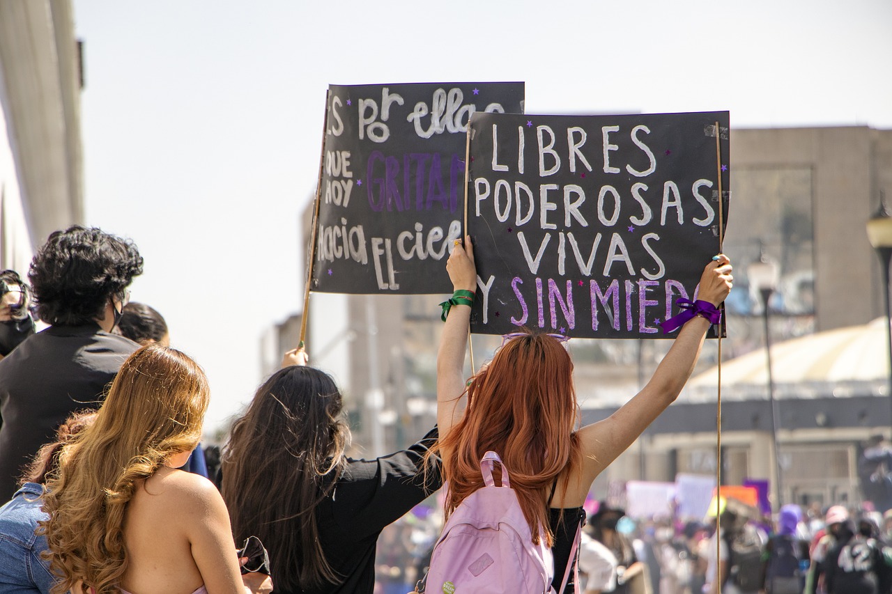 manifestación de mujeres con carteles un día soleado promocionando una oferta del día de la mujer