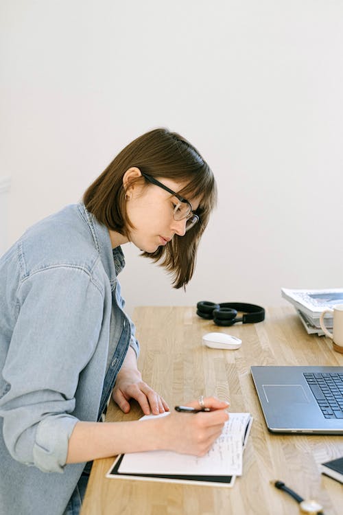 studentessa mentre scrive e cerca sul suo laptop un codice sconto EcoFlow