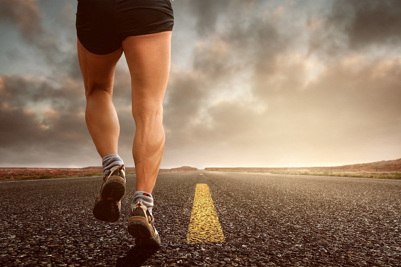 persona corriendo y haciendo runnin en carretera gracias a las ofertas de gimnasios y fitness de love coupons