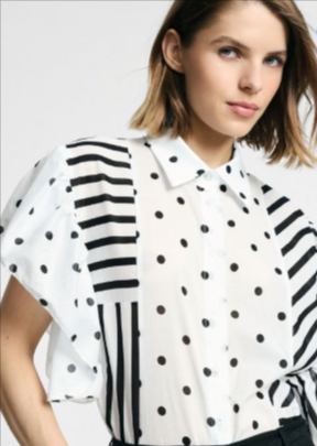 ragazza che indossa camicia in offerta da comprare online con un codice sconto PLEASE