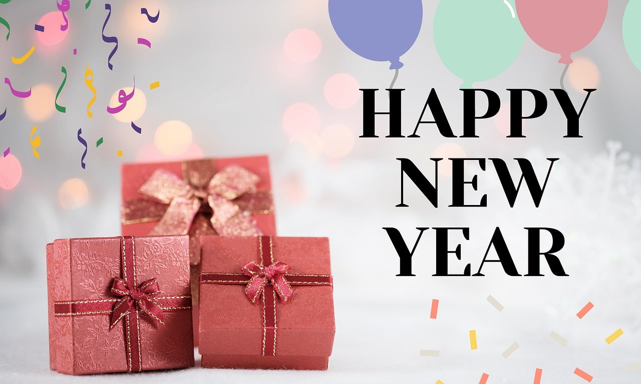 regalos rosas sobre fondo blanco con happy new year disponible con un descuento de año nuevo