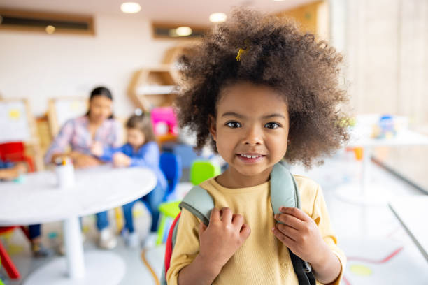 un enfant à l'école le jour de la rentrée scolaire