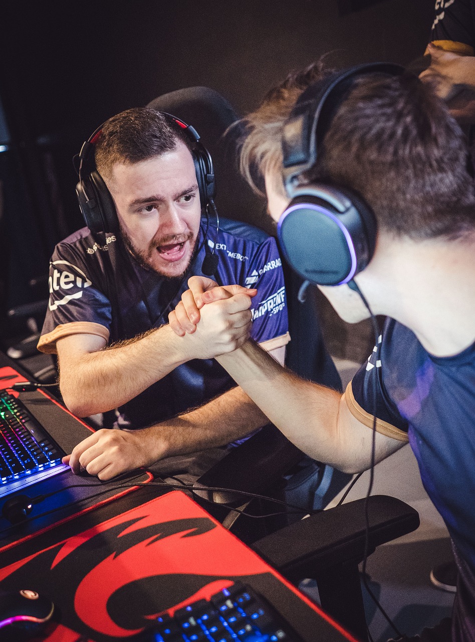 dos gamers apoyandose entre si en medio de una partida de videojuegos