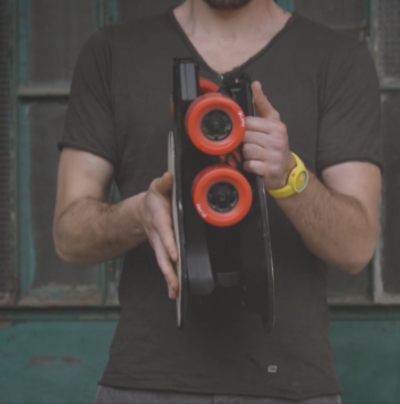 skateboard chiuso e tenuto tra due mani da un uomo, acquistabile con un codice sconto Linky sul web