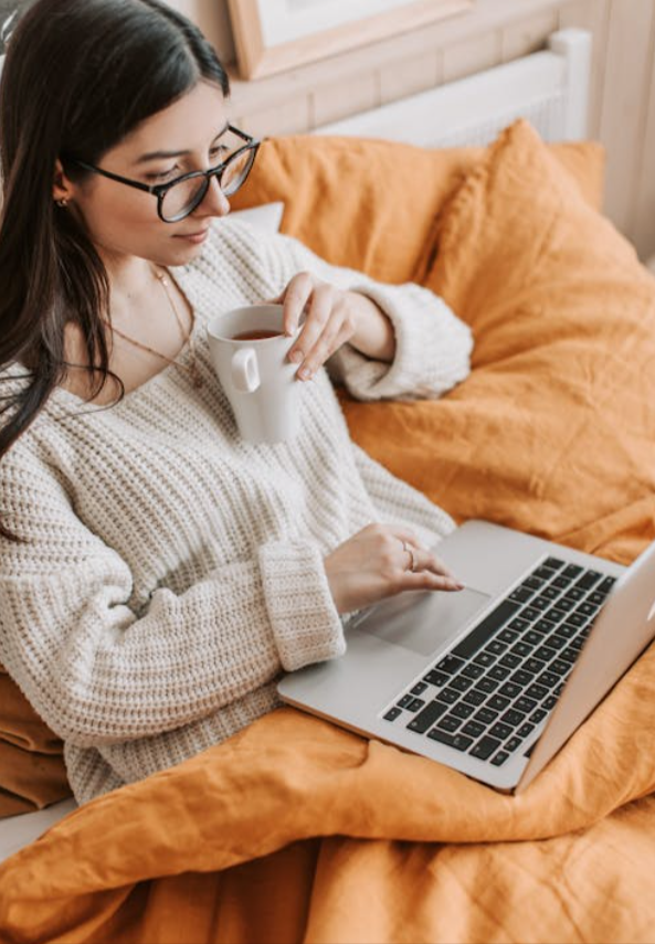 studentessa che usa un codice sconto Preply per cercare un tutor online a basso prezzo