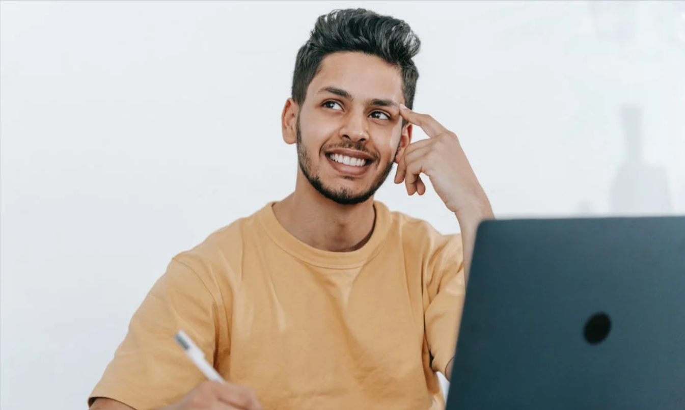 studente che cerca un codice promozionale Sonos per comprare sistema audio