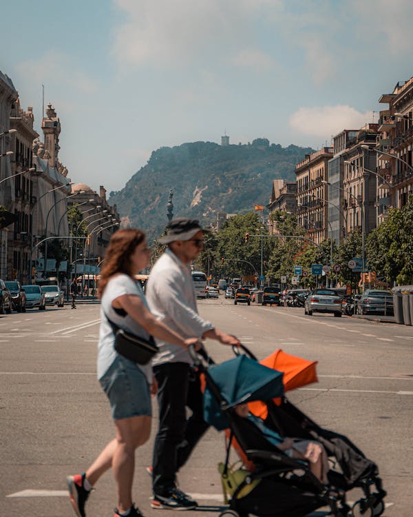 coppia che passeggia con due passeggini comprati con un promo code Bugaboo ad ottimo prezzo