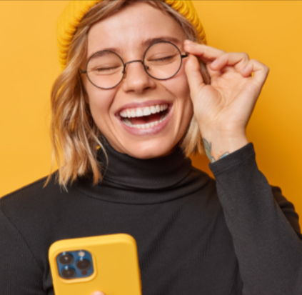 ragazza che utilizza promozione Kena Mobile acquistata online con un codice sconto Kena Mobile