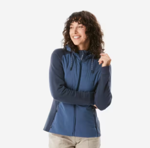imagen de la web de decathlon de persona con ropa azúl de decathlon