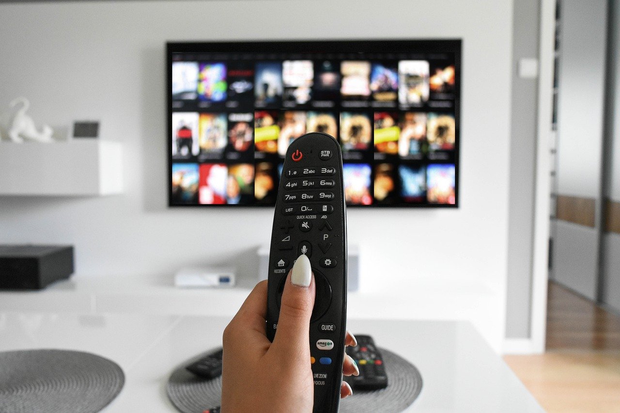 Image: televisión con varios canales y ofertas de móvil, tv y banda ancha en un hogar con luz y paredes blancas televisión con varios canales y ofertas de móvil, tv y banda ancha en un hogar con luz y paredes blancas