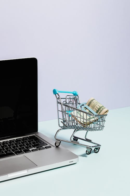 carrello che sta a significare il commercio online grazie ad un promo code Alibaba