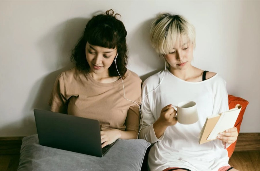 studentesse che cercano sul laptop dei codici sconto Tenways per comprare una e-bike