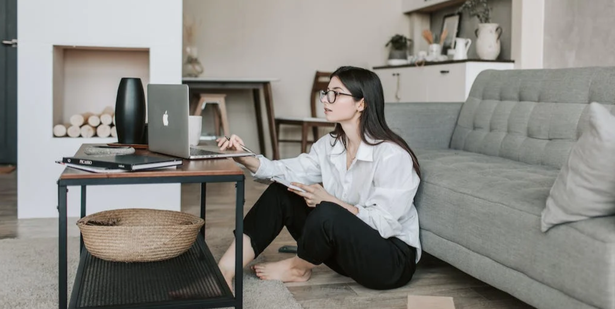 studentessa mentre usa il suo laptop per trovare buoni prezzi e promozioni Kaiser Kraft