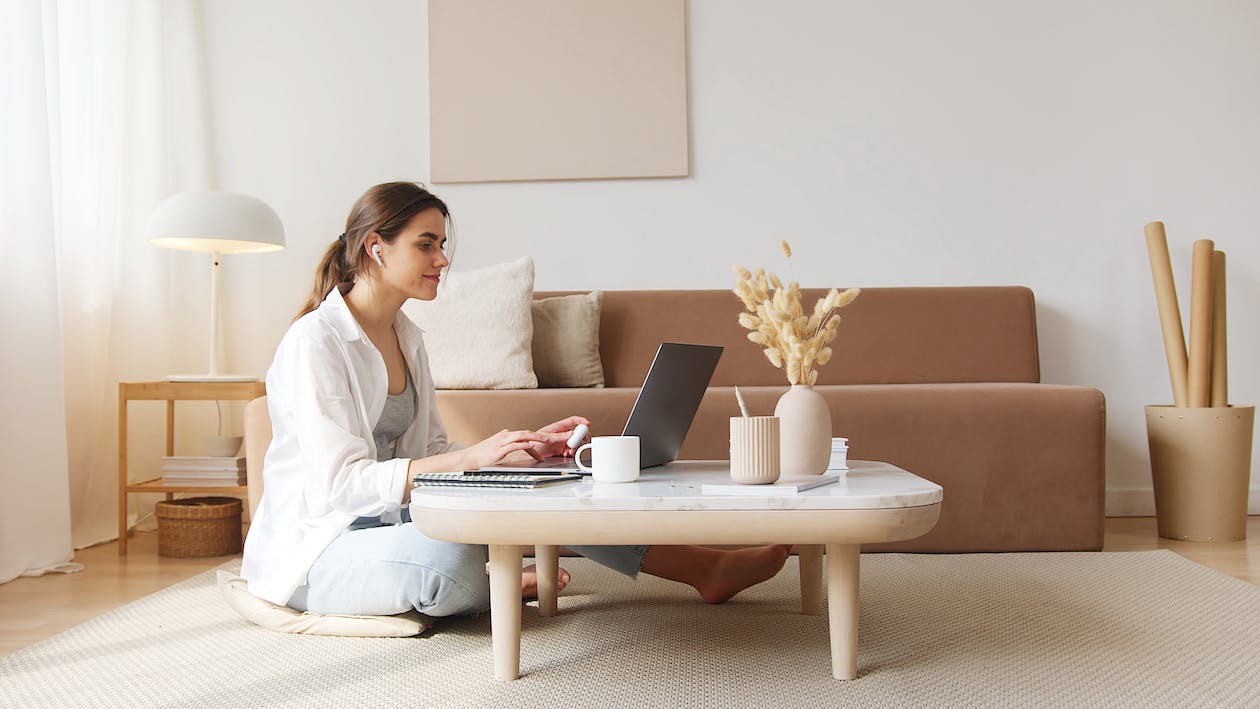 ragazza studentessa che cerca un codice sconto Oslo Skin Lab sul suo laptop