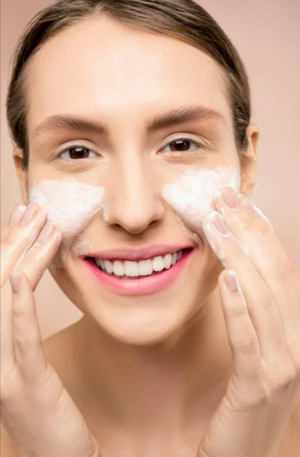 donna che lava il suo viso con un prodotto comprato grazie al codice sconto SHEGLAM