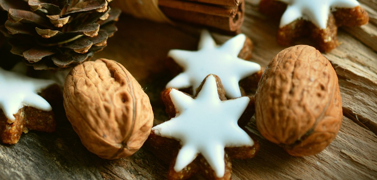 Ein paar weihnachtliche Plätzchen sowie ein paar Nüsse durch den Weihnachten Gutschein
