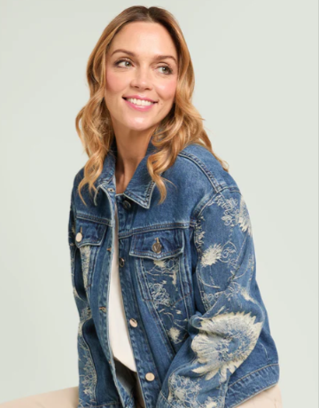 modella che indossa giacca a jeans da poter acquistare in offerta con un codice sconto Luisa Viola
