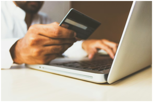 A man making a payment with his credit card on the DHgate website