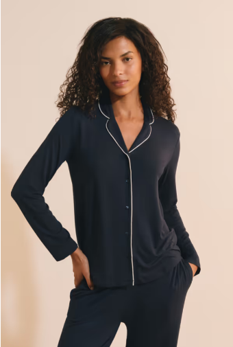imagen de la web de etam de modelo con pijama de etam