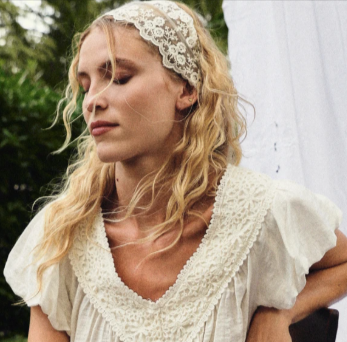 ragazza che indossa vestito bianco da poter comprare a basso costo con un codice sconto PLEASE