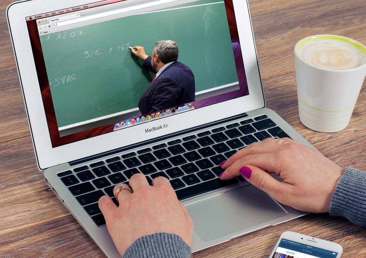 Kadın kursiyer E devletten ücretsiz online kurs sertifika programını internette izliyor